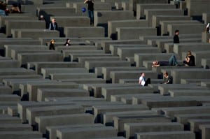 Pomnik Pomordowanych Żydów Europy w Berlinie to też labirynt, ale - w założeniu - innego rodzaju. Fot. Tx0h/CC-by-SA 3.0/Commons