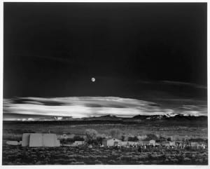 Na niebie noc, na ziemi dzień. Ansel Adams, Moonrise, Hernandez